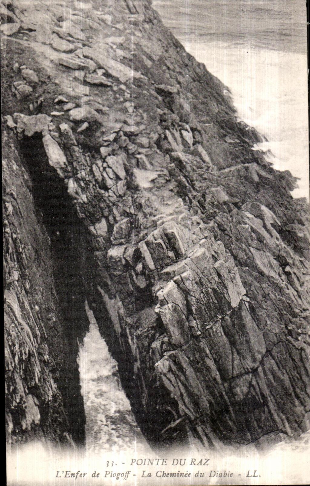 CPA Pointe Du Raz L Enfer de Plogoff La Cheminee du Diable