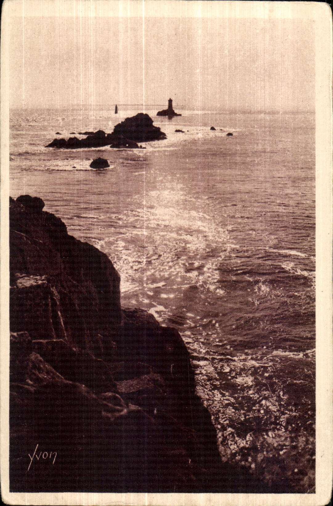 CPA Cote Sauvage Pointe Du Raz Le Phare de la Vieille
