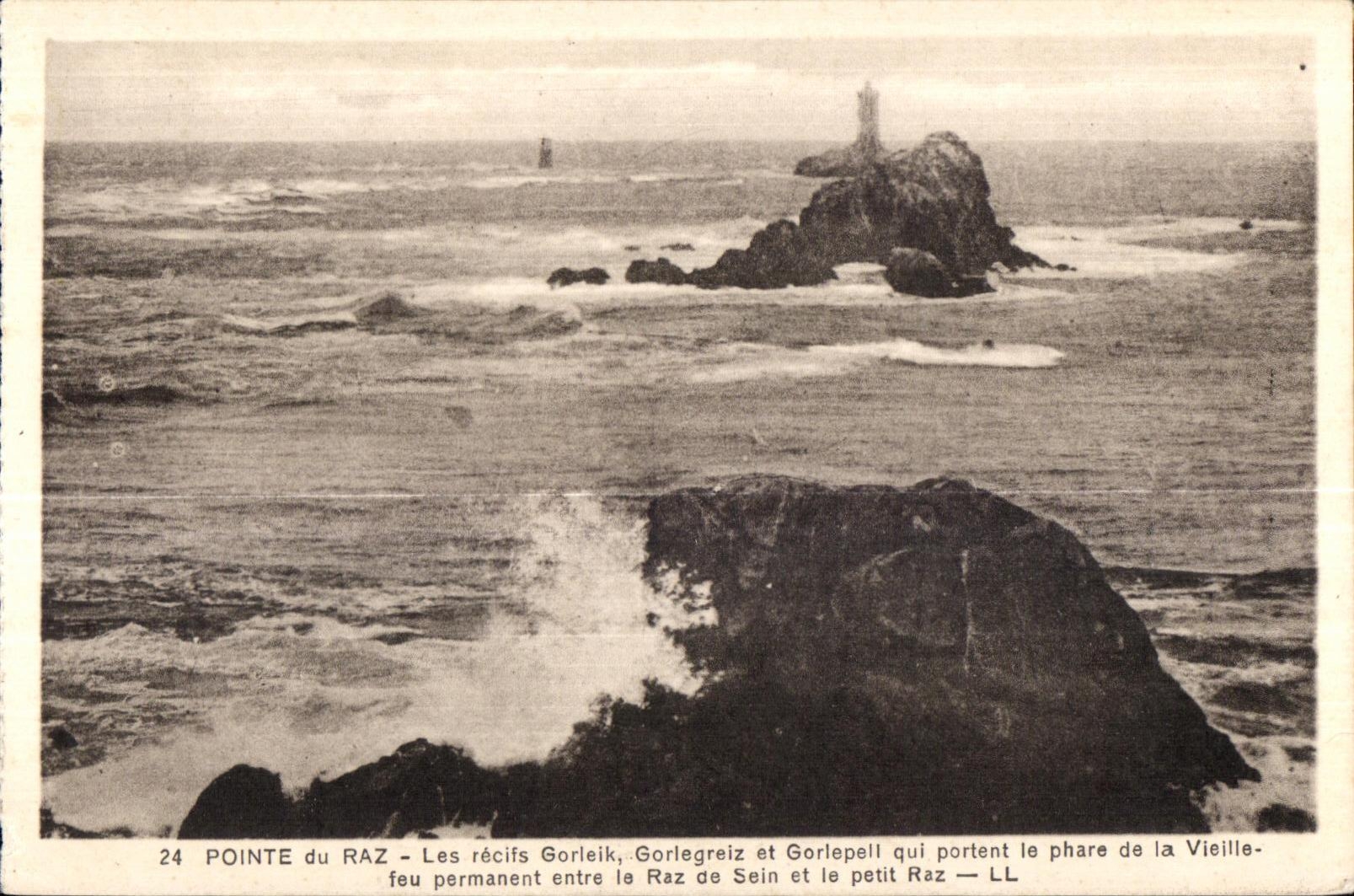 CPA Pointe du Raz Les recifs Gorleik Gorlegreiz et Gorlepell qui portent le phare de la Vieille feu permanent entre la