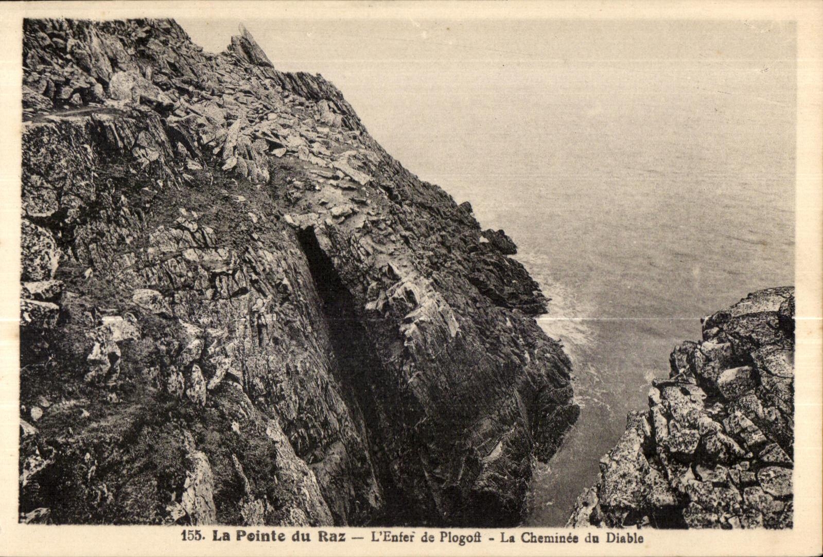 CPA La Pointe du Raz L Enfer de Plogoft La Cheminee du Diable