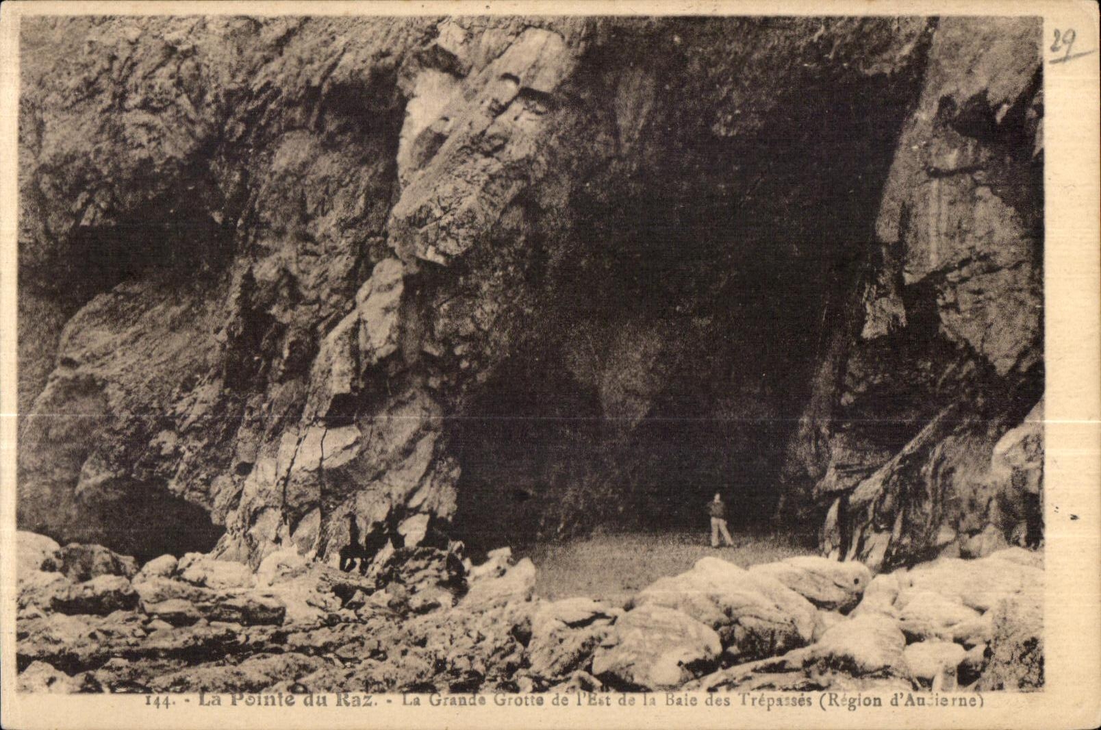 CPA La Pointe du Raz La Grande Grotte de l Est de la Baie des Trepasses