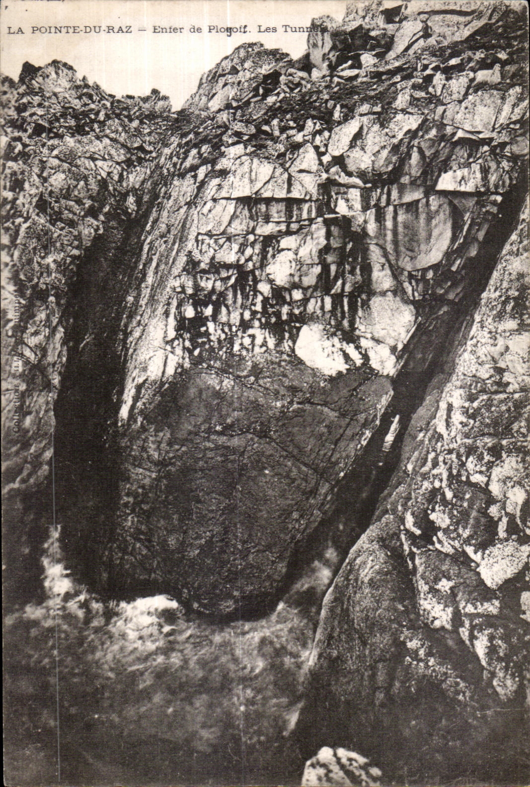 CPA La Pointe du Raz Enter Plogoff Les Tunnels