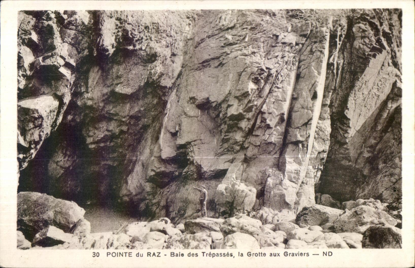 CPA Pointe du Raz Baie des Trepasses la Grotte aux Graviers