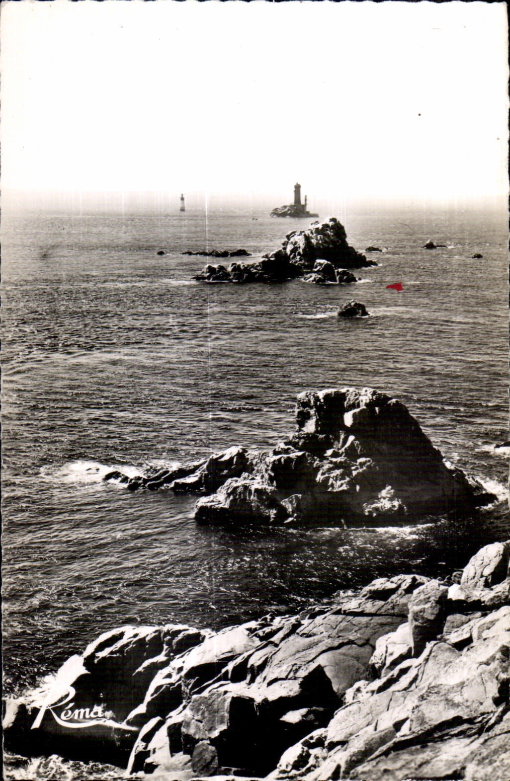 CPA La Pointe du Raz (Finistere) Le phare de la Vieille Au foud l lle de Sein