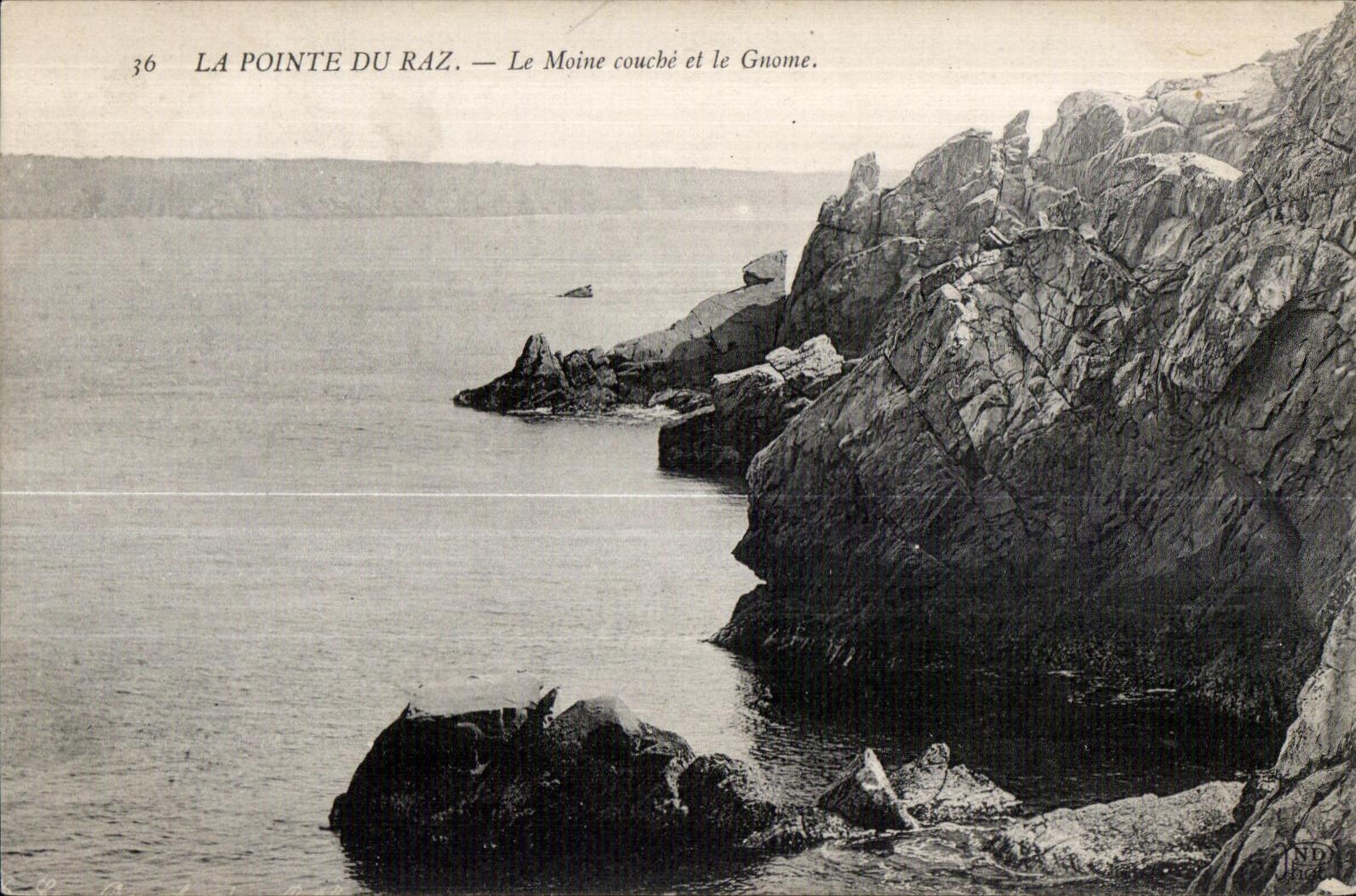 CPA La Pointe du Raz Le Moine coucbe et le Gnome