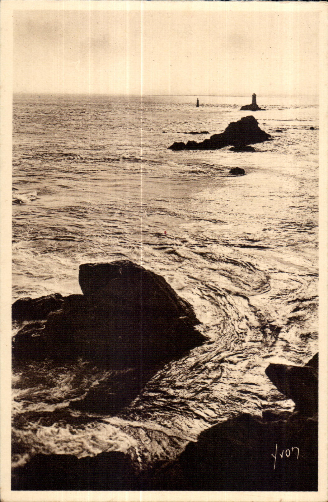 CPA Pointe du Raz De sein (Finistere) L Eperon du Raz et la Phare de la Vieille