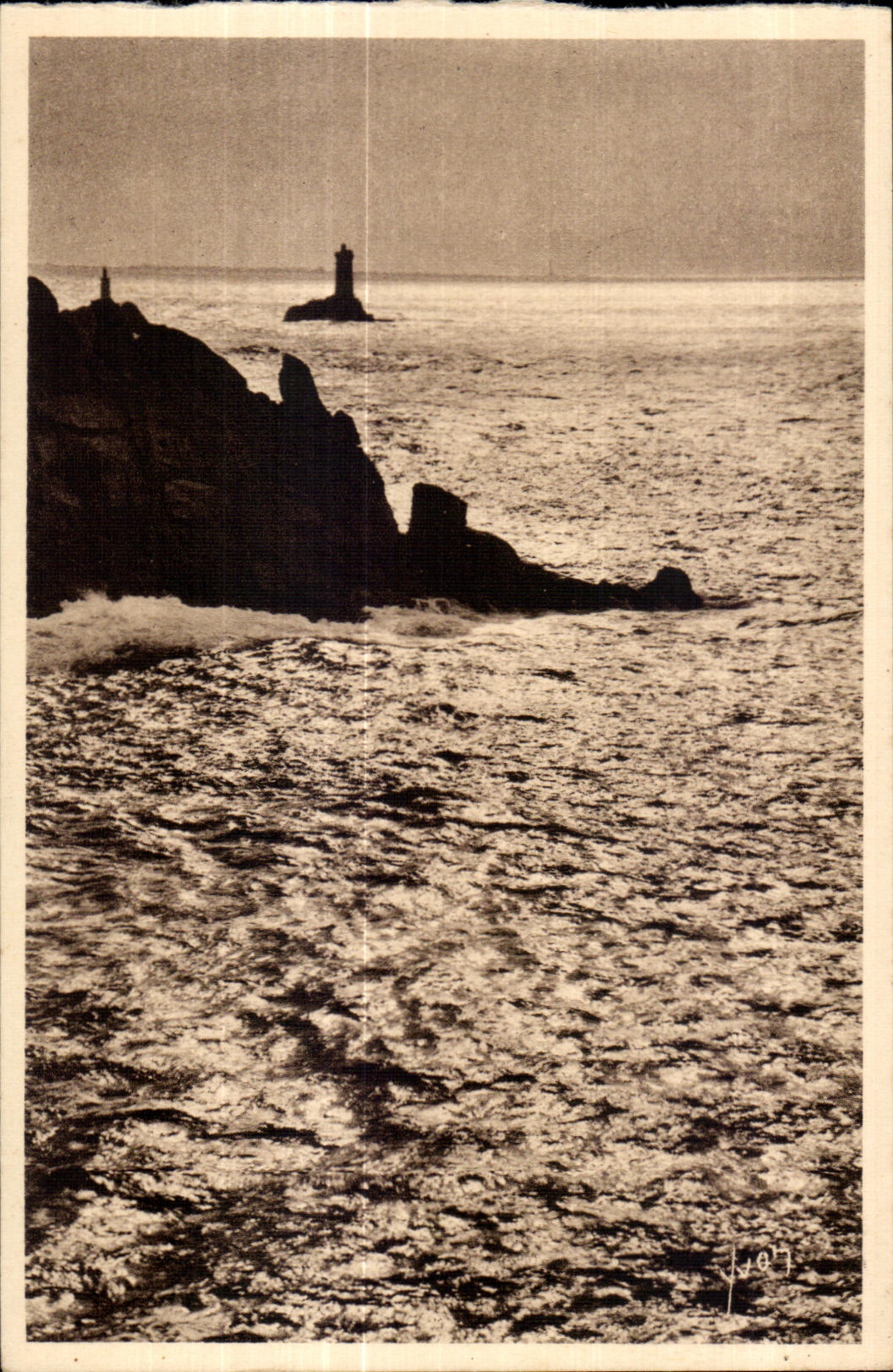 CPA Pointe Du Raz De Sein (Finistere) Le Capucin et le Phare de la Vieille