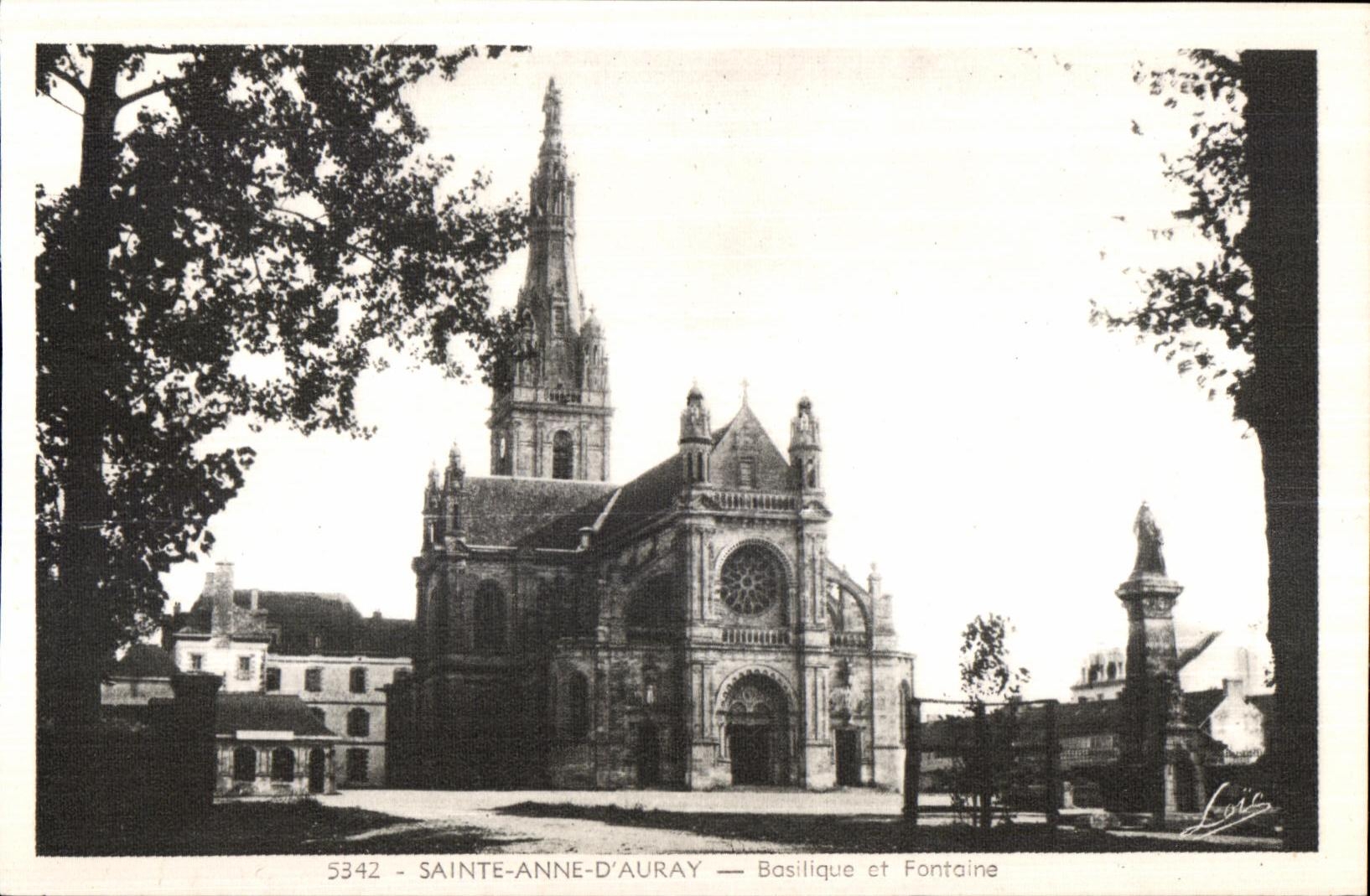 Sainte Anne Auray - Basilica and Fountain - CPA