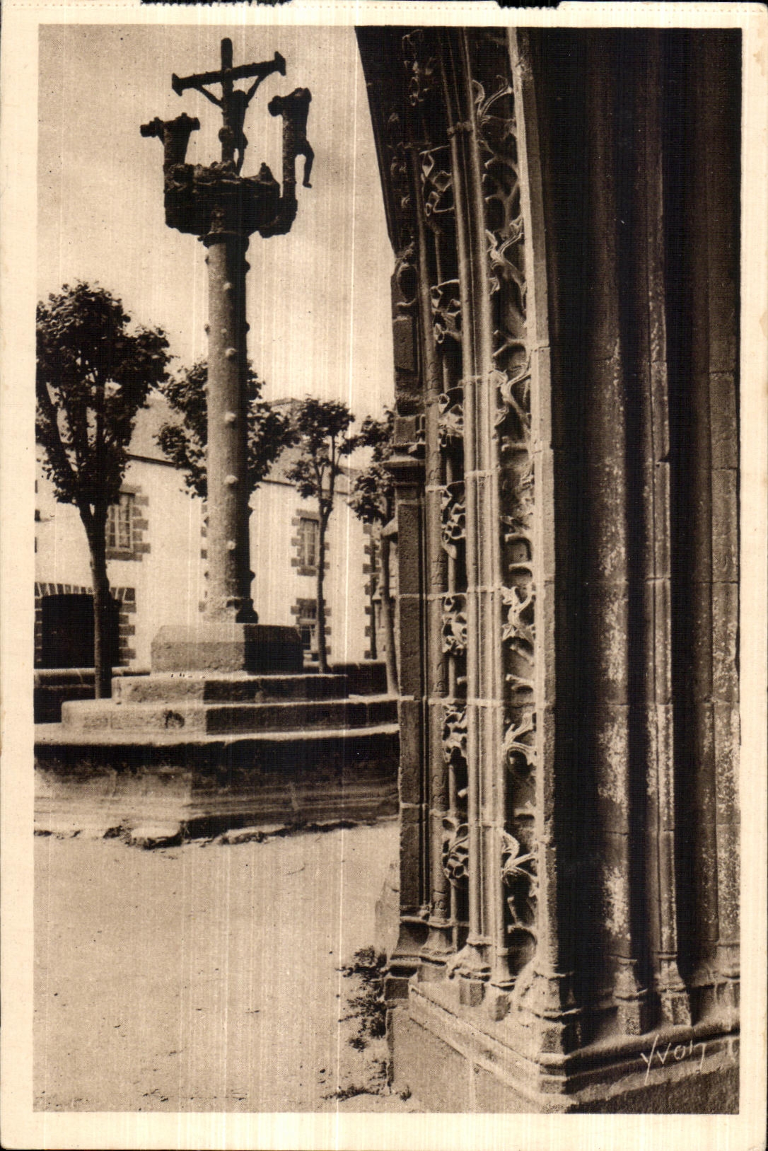 CPA Lampaul (Finistere) Details of the Porch and Martyrdom