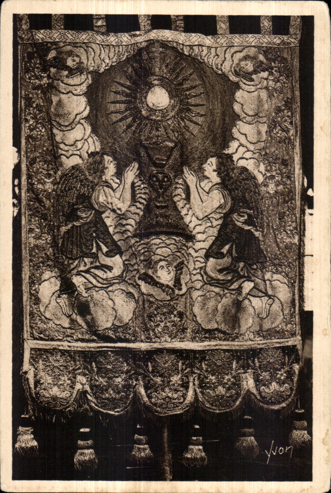 CPA Lampaul (Finistere) the XVI century old Banner (Saint Sacrament)