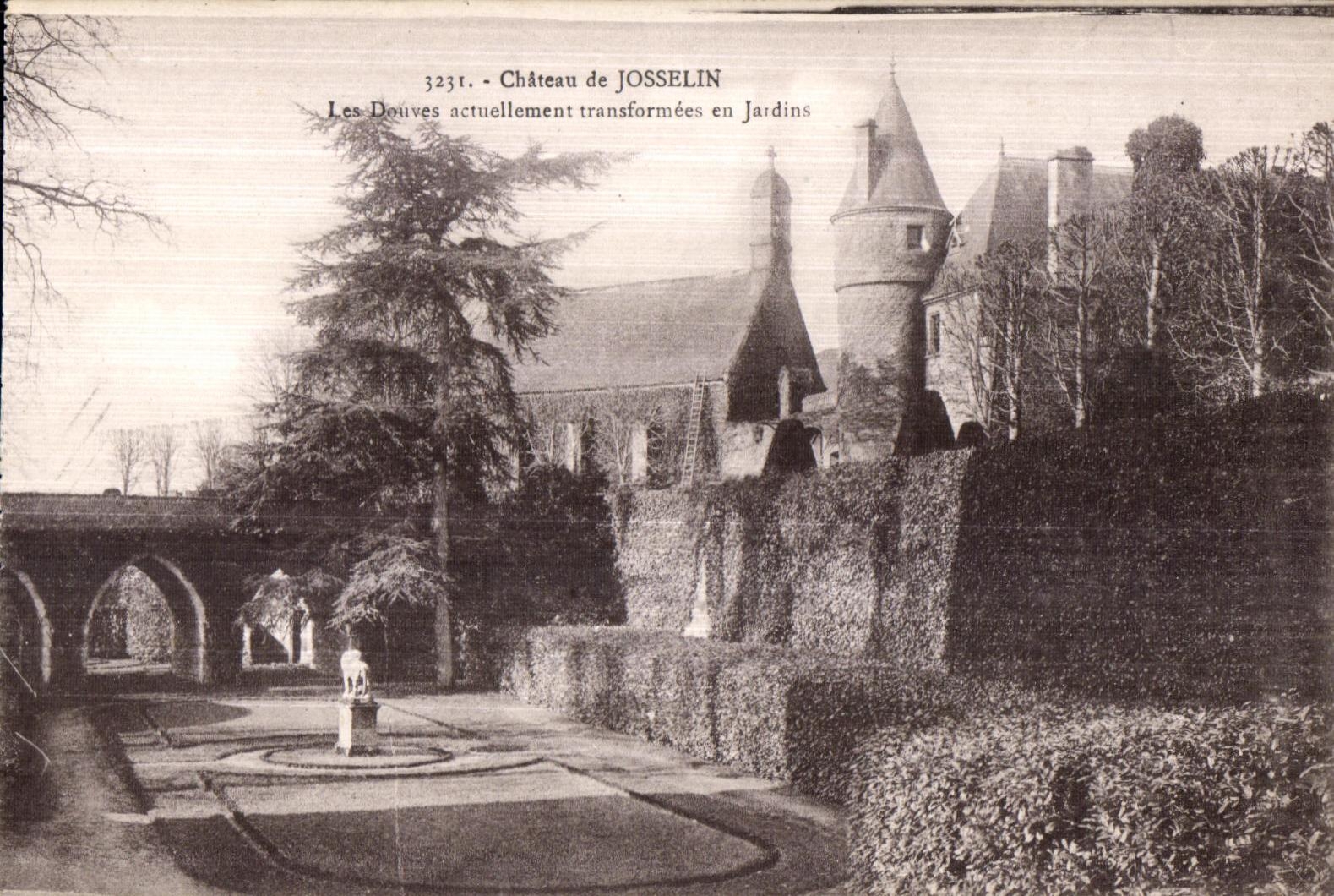 Castillo de CPA de las zanjas de Josselin transformadas actual en jardines