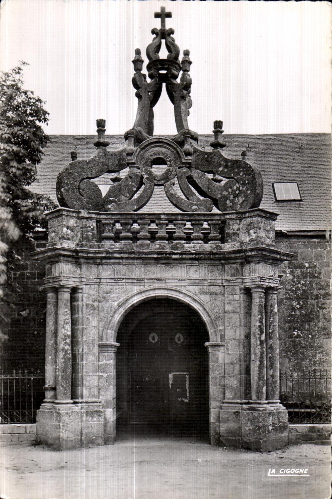 CPA Carnac (Morbihan) the gate of Church Saint Carnely