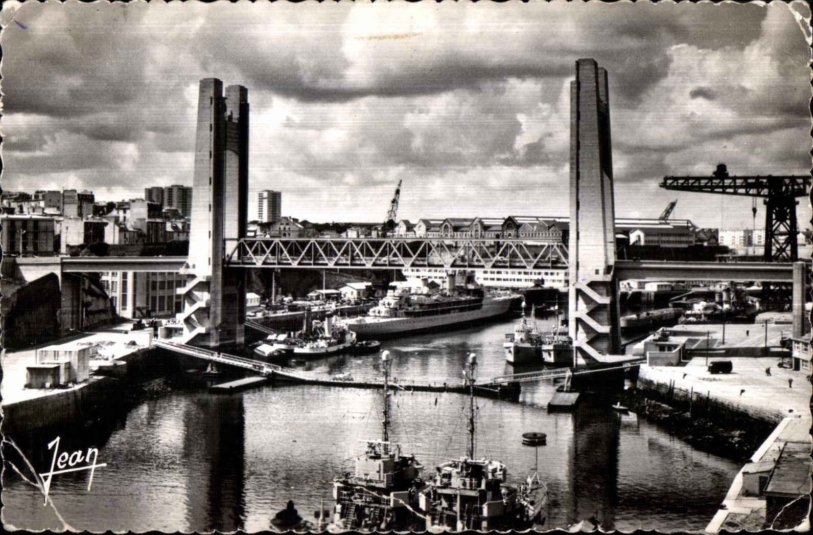 CPA La Bretagne Brest Pont de Recouvrance au Fond La Jeanne d Arc Bateau
