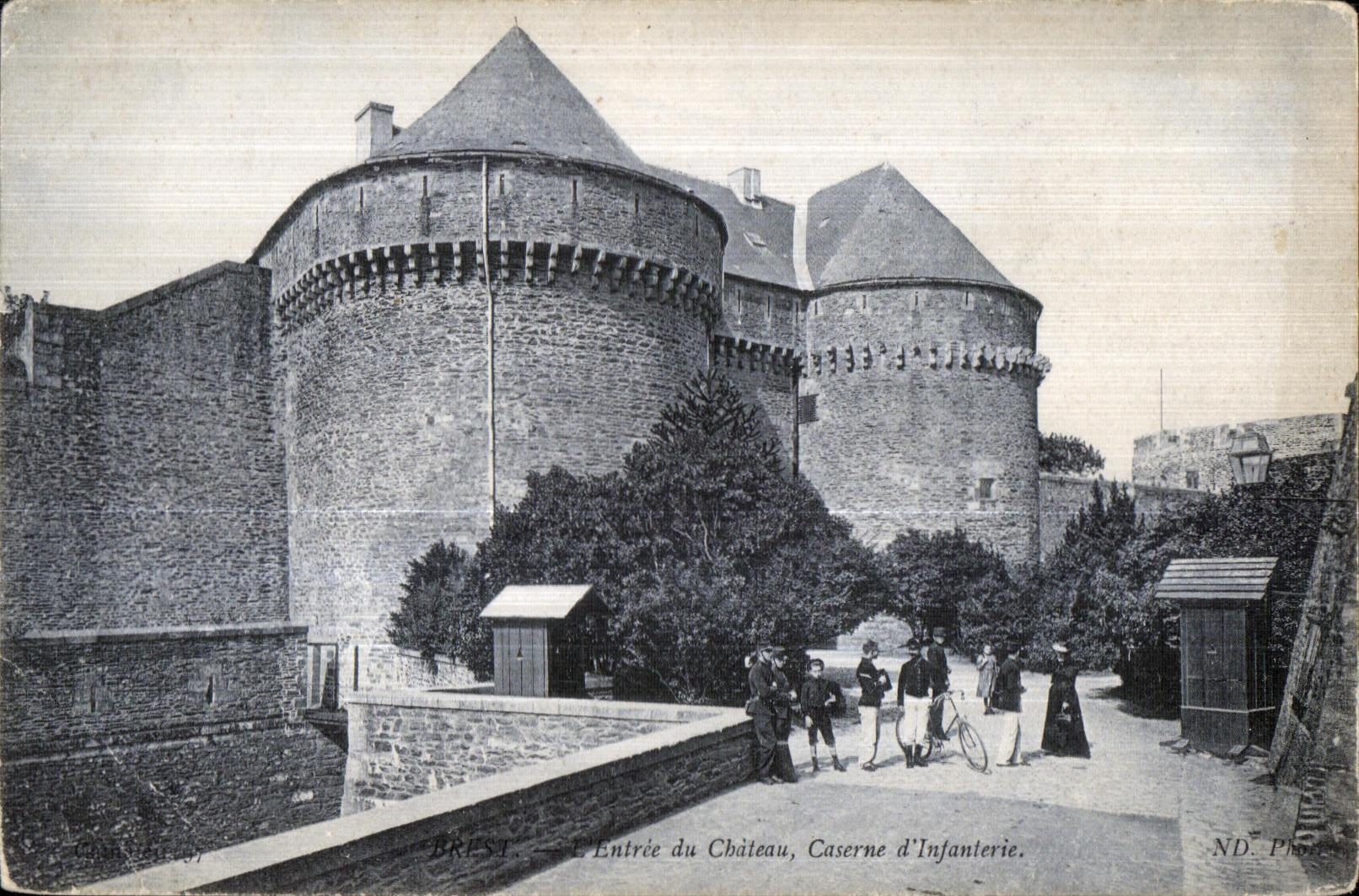 CPA Brest L Entree du Cbateau Caserne d Infanterie Militaria Velo