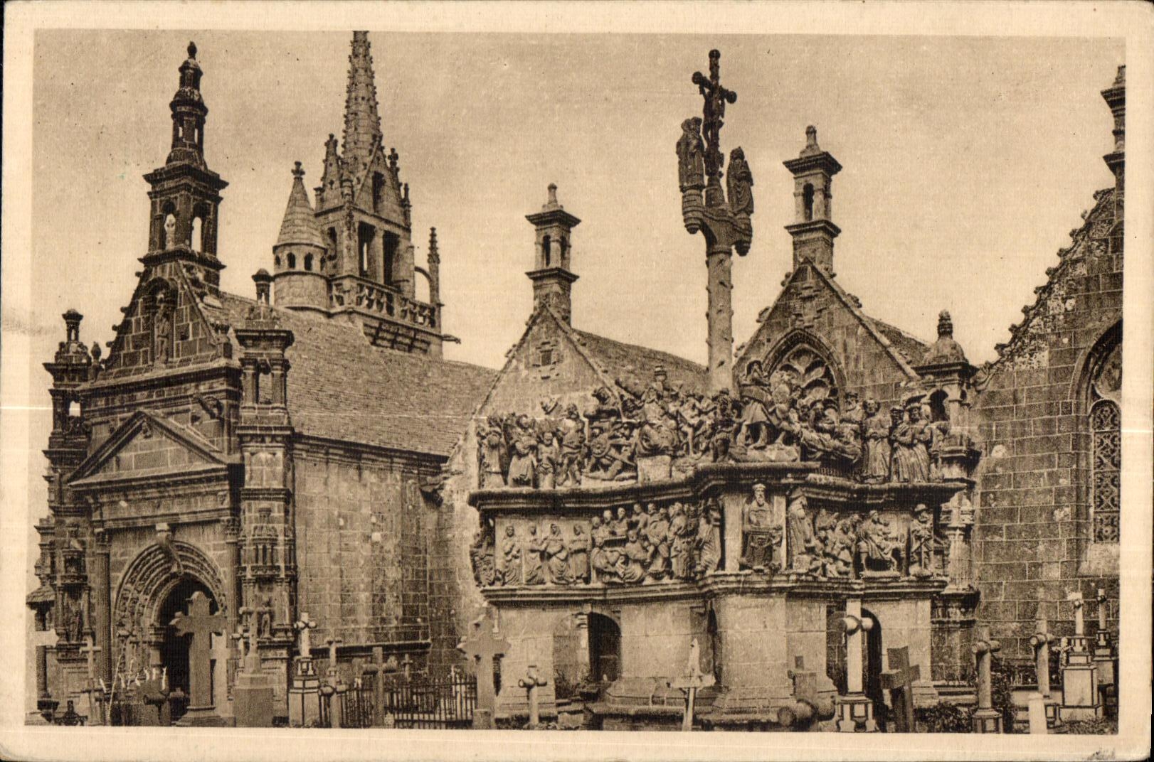 CPA Guimilau La Douce France (Finistere) Le Calvaire et l Eglise (reconstruite au XVII siecle)