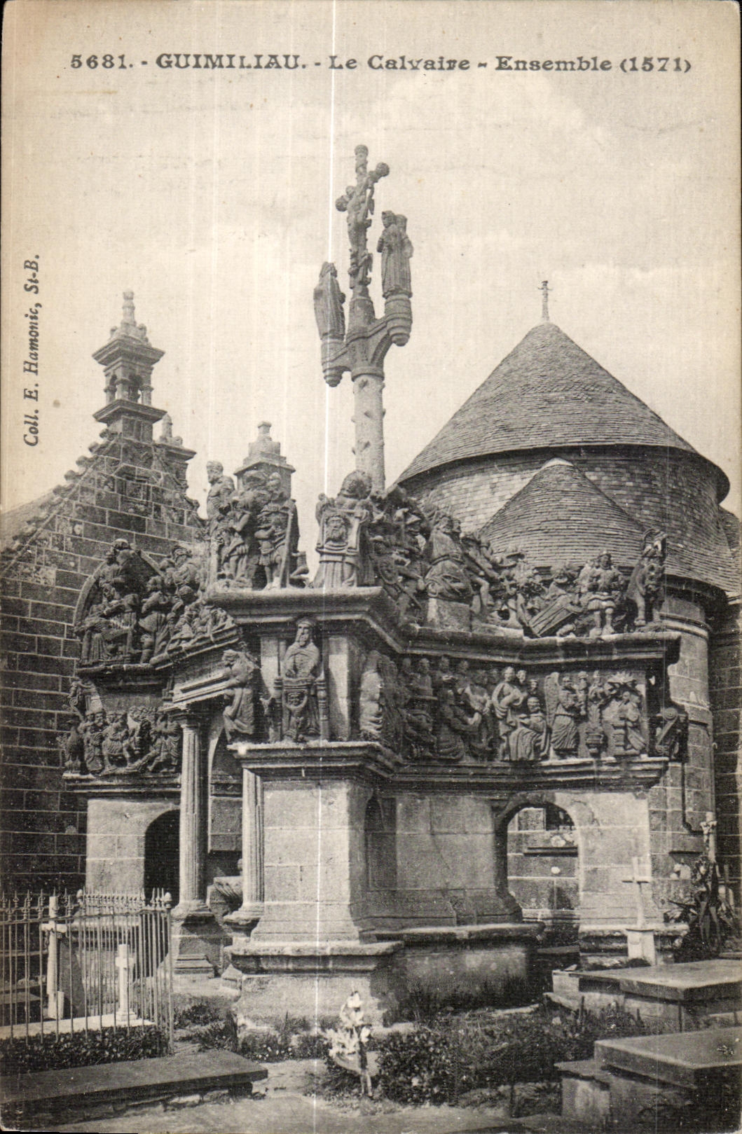 CPA Guimilau (Finistere) Le calvaire