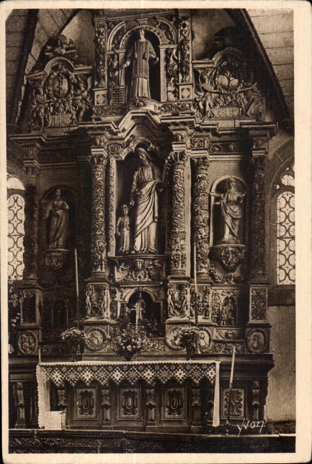 CPA Guimilau (Finistere) La Douce France Bretagne Interieur de l Eglise Autel de St Joseph