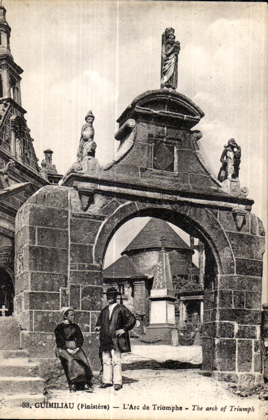 CPA Guimiliau (Finistere) L Are de Triomphe Folklore Costume