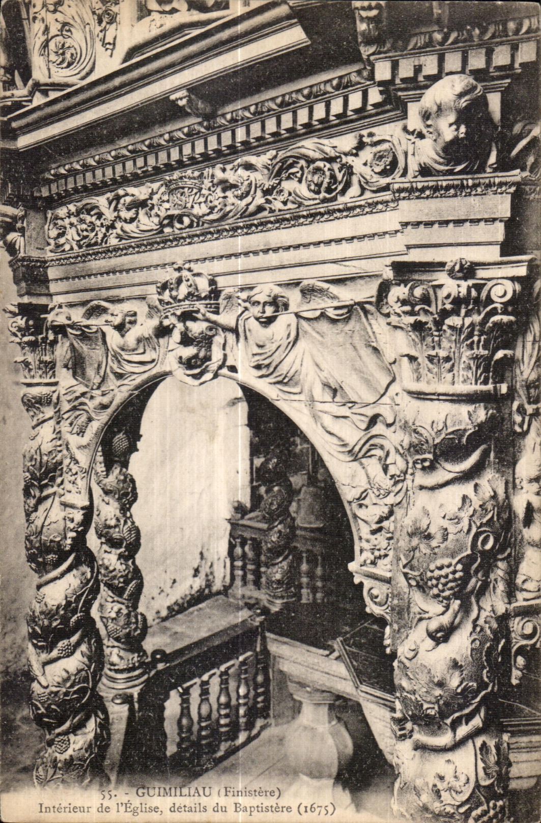 CPA Guimiliau (Finistere) Interieur de I Eglise details du Baptistere