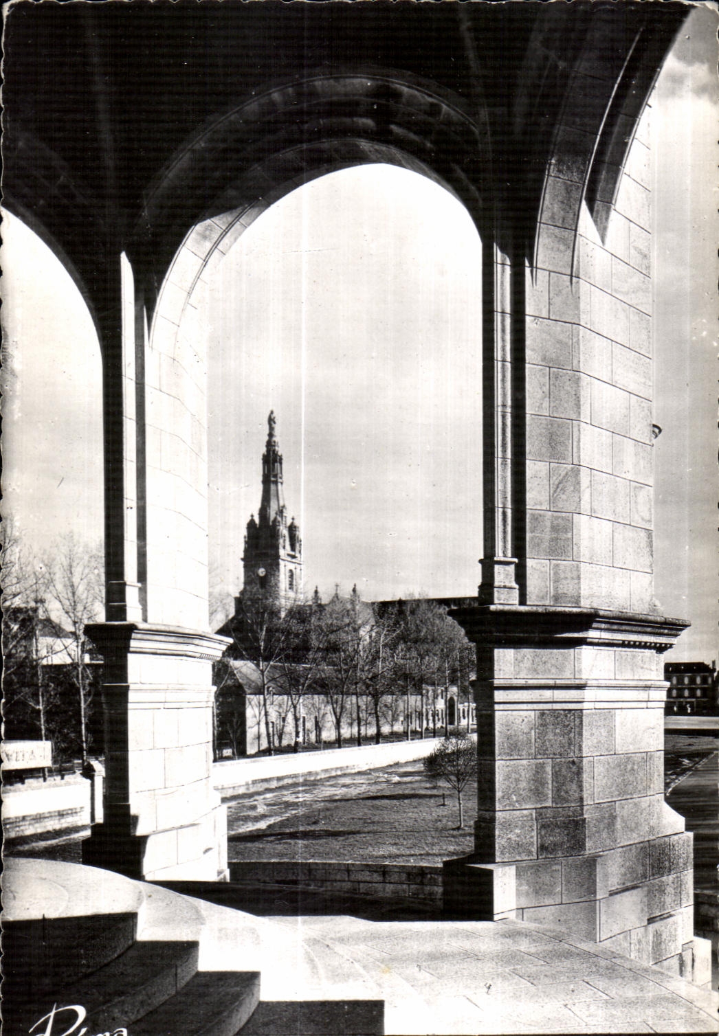 CPSM En Bretagne 1087 a Sainte Anne D Auray (Morbihan) Le Clocher de la Basilique vue du Monument aux Morts