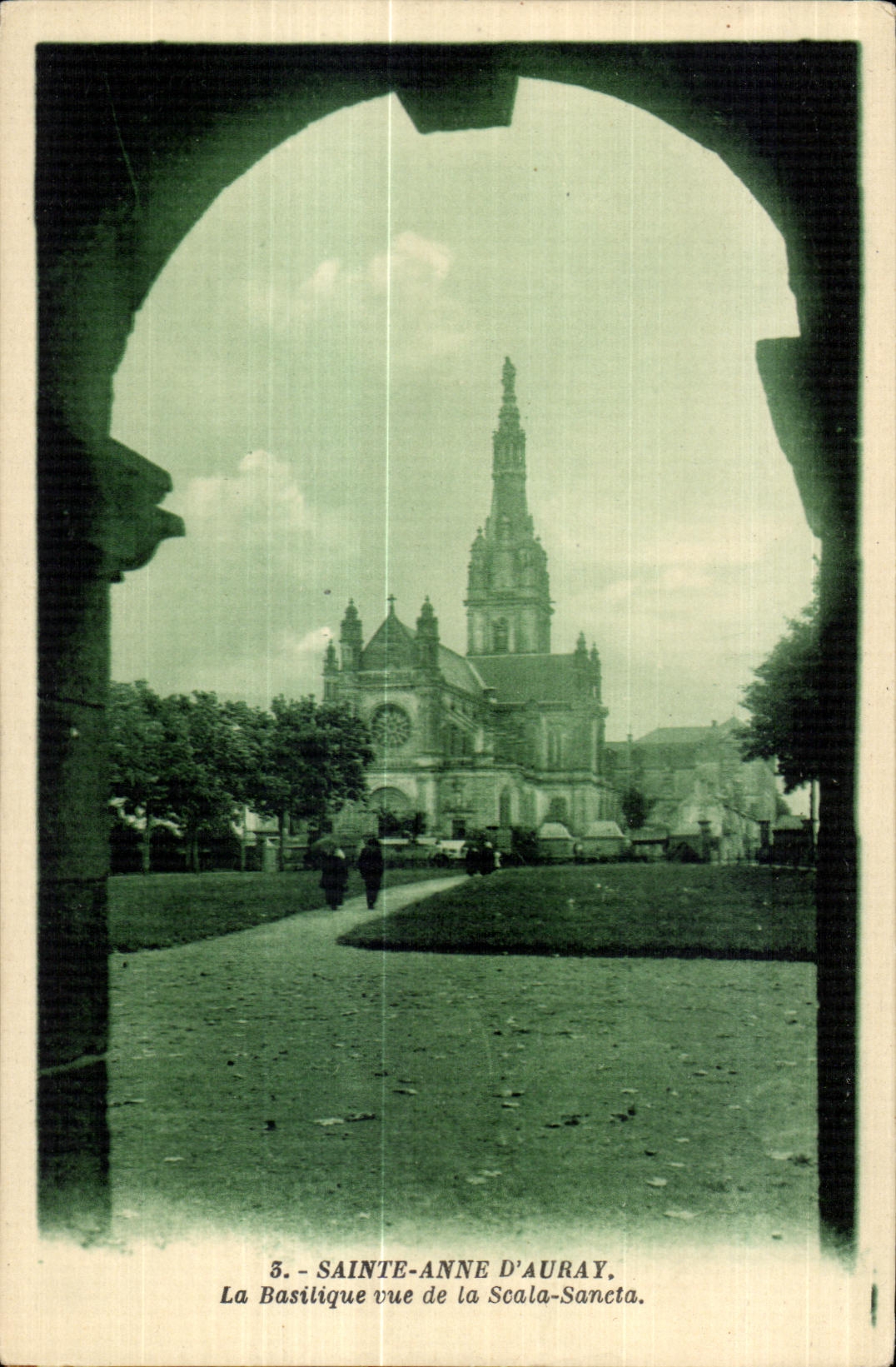 CPA Sainte Anne D Auray La Basilique vue de la Scale Sancta