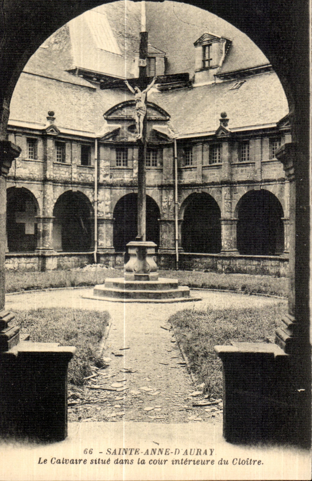 CPA Sainte Anne Auray the Silue Martyrdom in the interior court of the Cloister