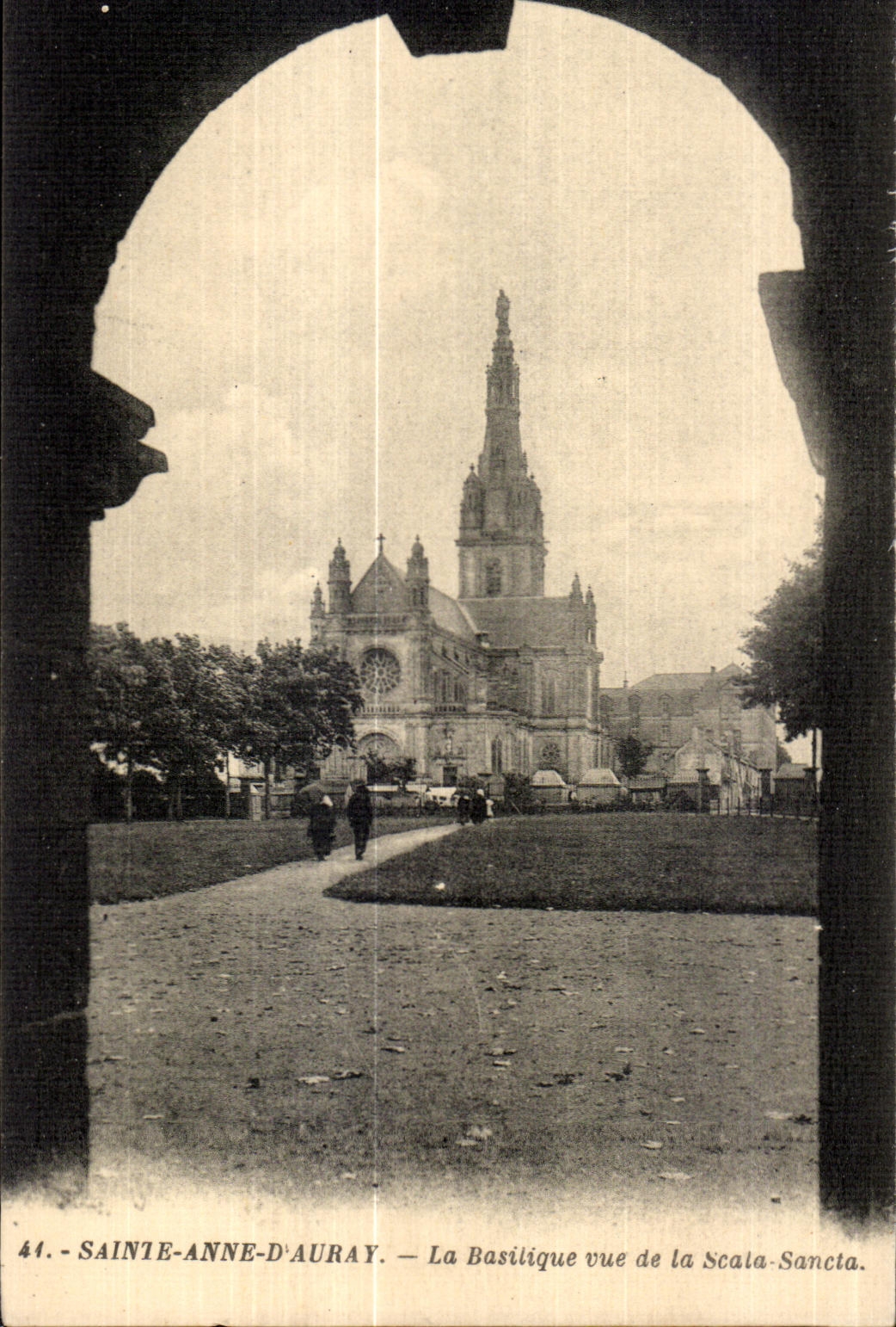 CPA Sainte Anne d Auray La Basilique vue de la Scala Sancta