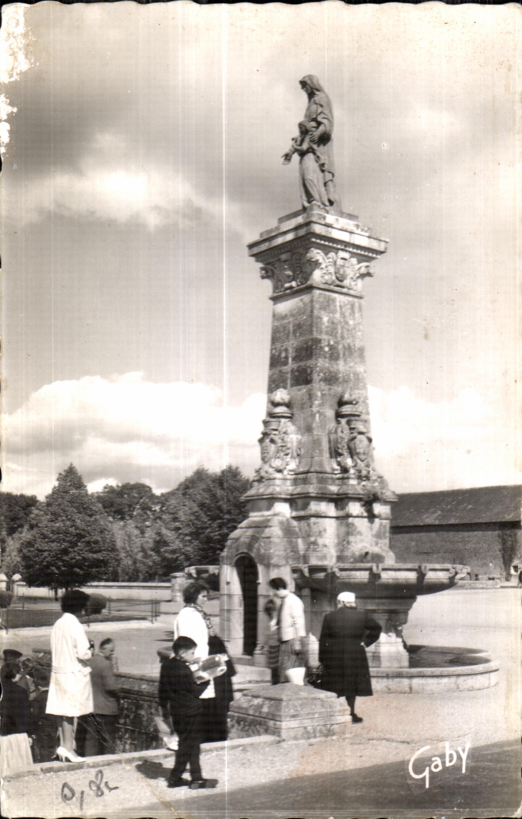 CPSM Sainte Anne D Auray (Morbihan) Le Fontaine Miraculeuse