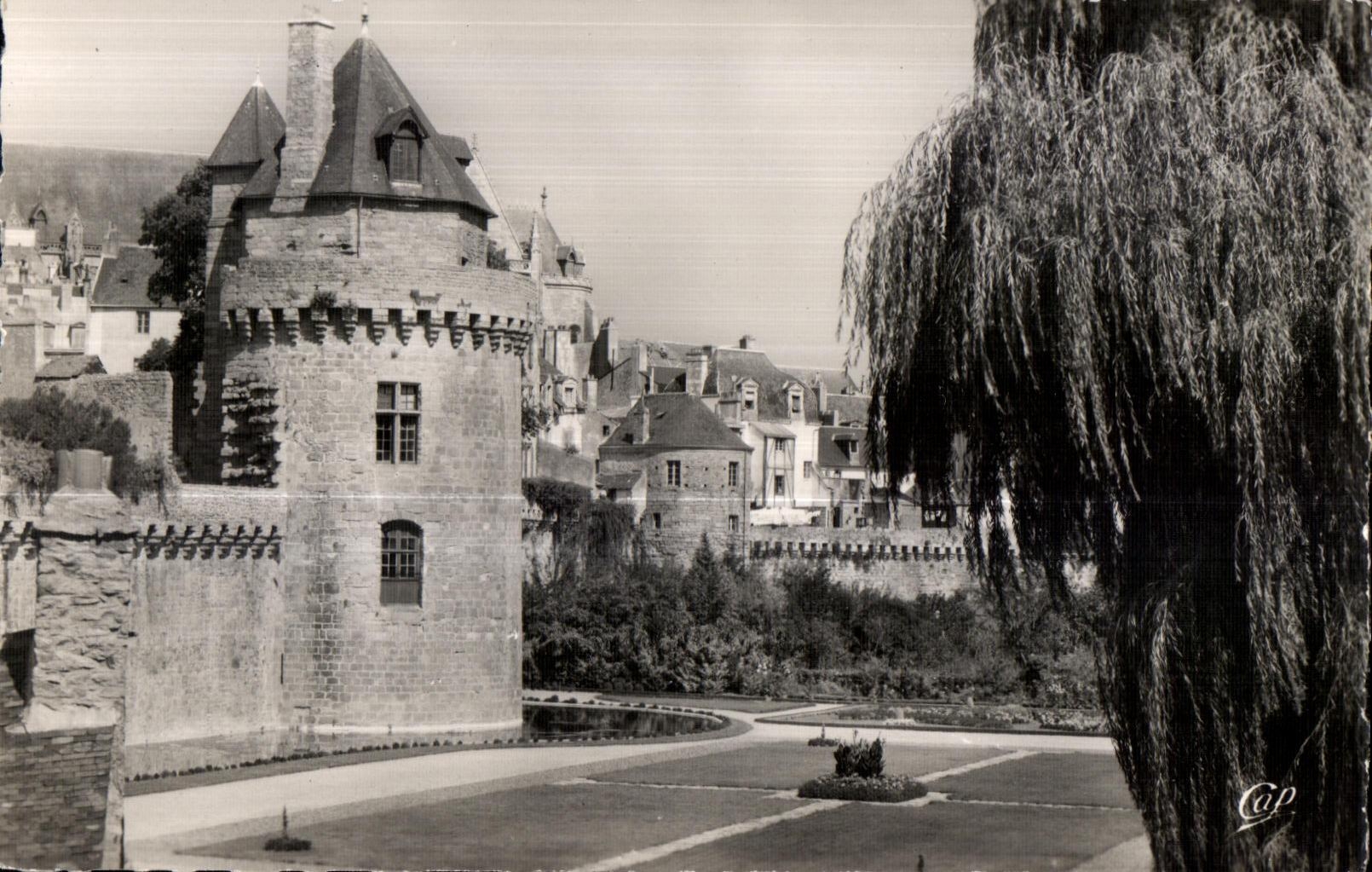 Jardines y paredes de CPA Vannes