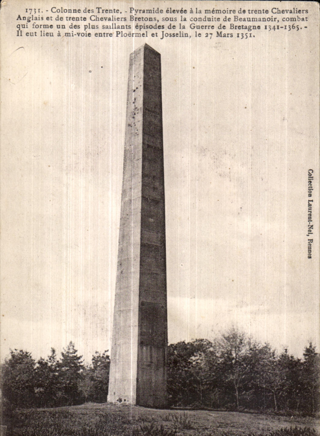 La columna de CPA de la pirAmide treinta levanto con la memoria de treinta caballeros ingleses y de treinta caballeros bretones debajo