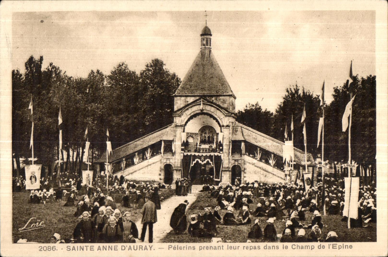 CPA Sainte Anne D Auray Pelerins prenant leur repas dans le Champ de I Epine Folklore