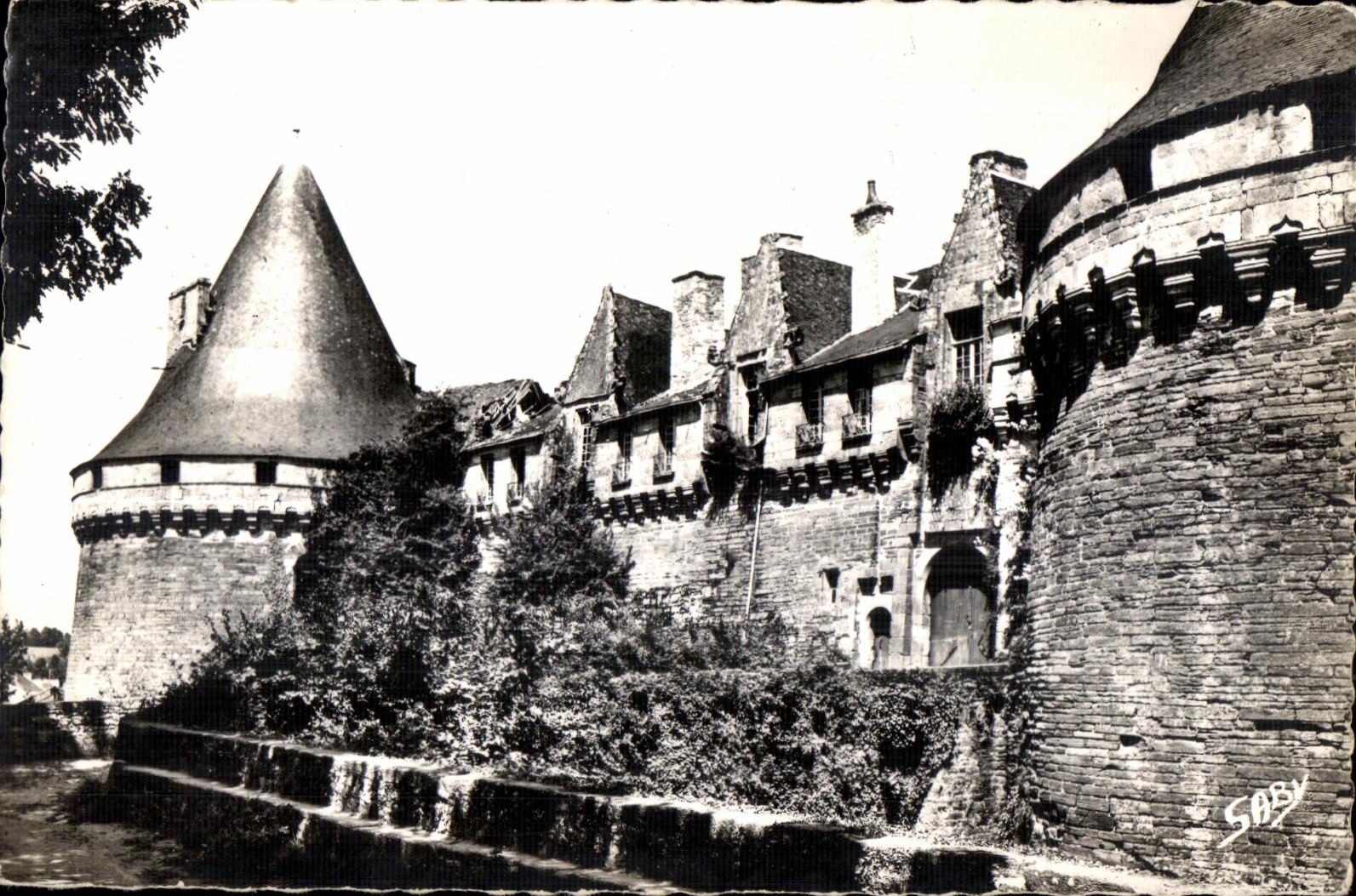 CPA Pontivy (Morbihan) Tours and Walls of the Castle of the family of Rohan (XV E century)