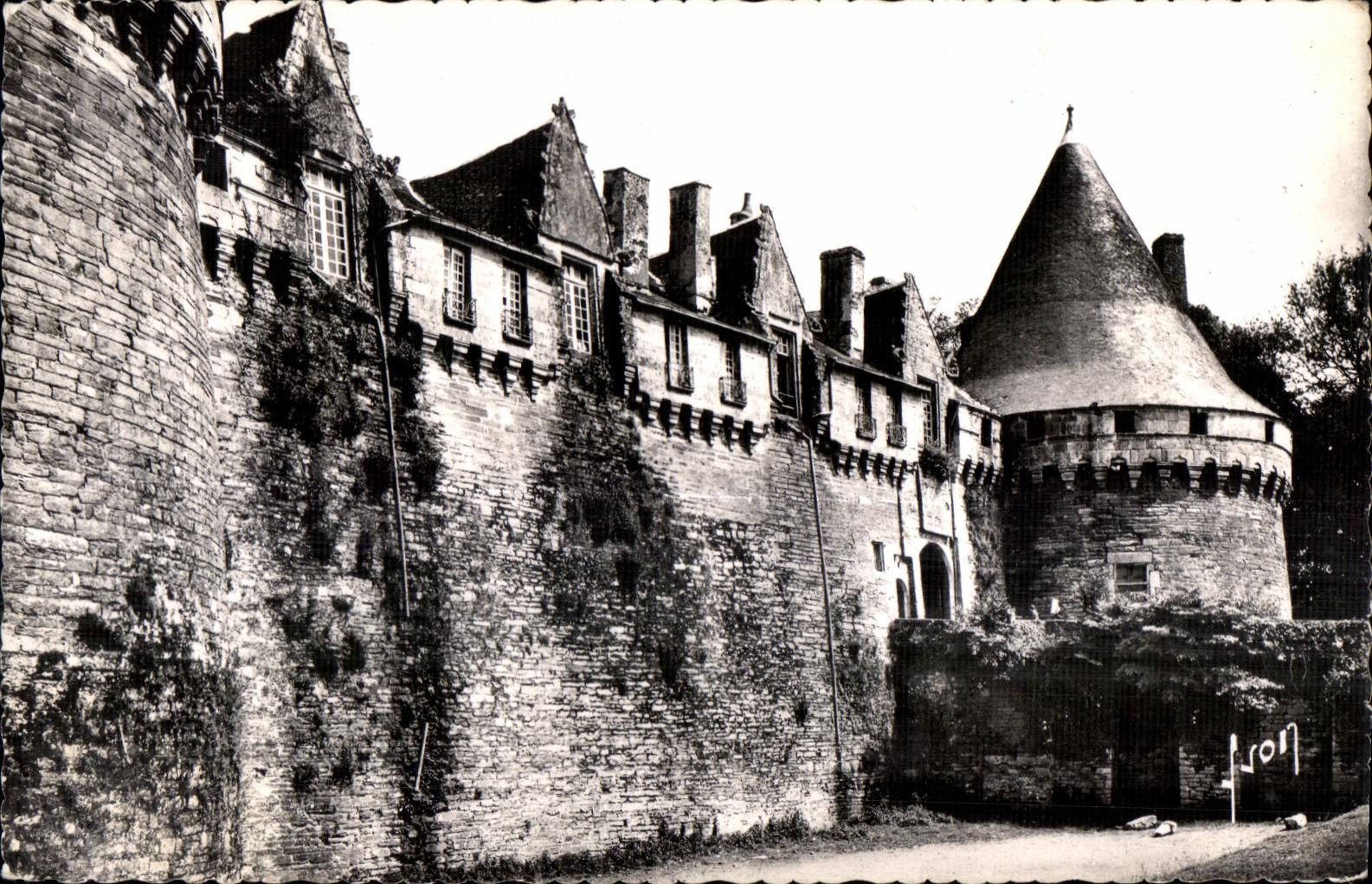 CPA Pontivy (Morbihan) the old Castle of the Dukes of Rohan