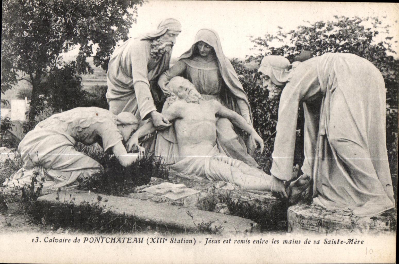 CPA Calvaire of Pontchateau (XIII Station) Jesus is given between the hands of his/her Sainte Mother