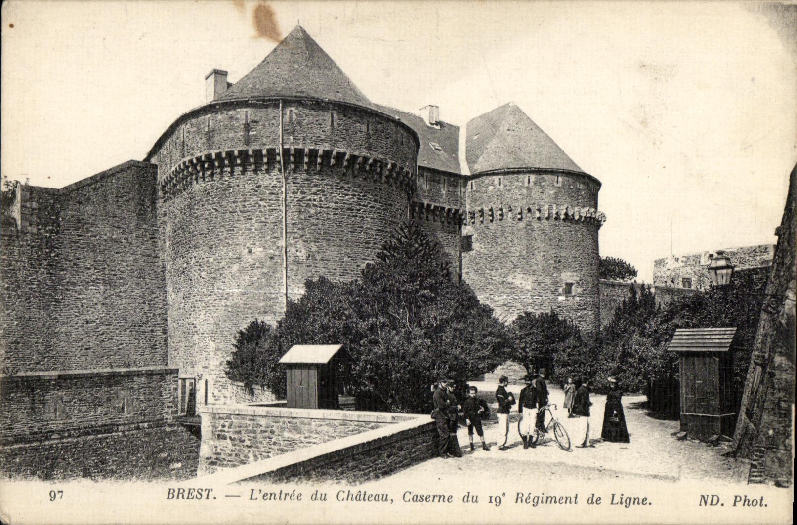 CPA Brest L entree du chateau caserne du 19 regiment de ligne