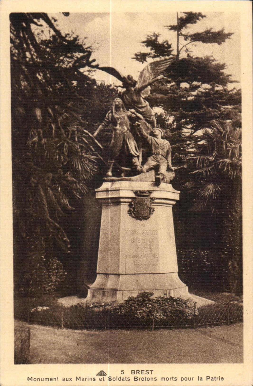 CPA Brest monument aux marins et soldats bretons morts pour la patrie