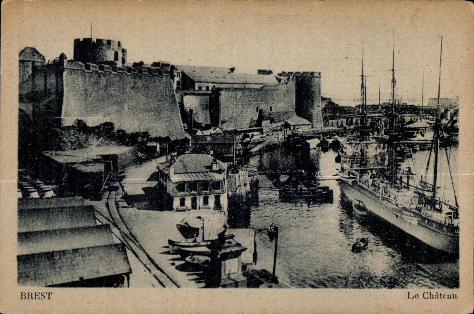 CPA Brest le chateau Bateau 