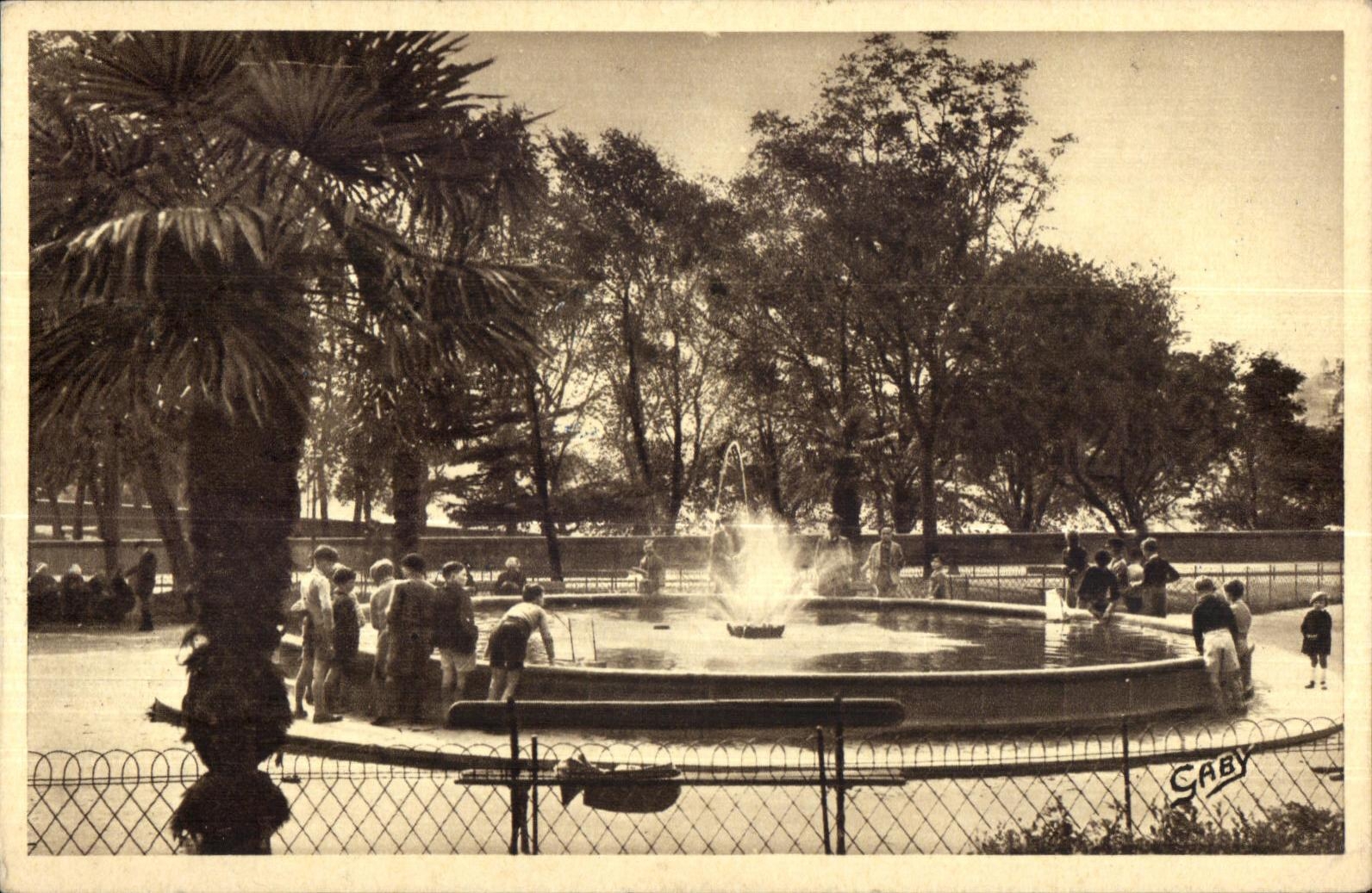 CPA Brest place du chateau et le jet d eau Enfants