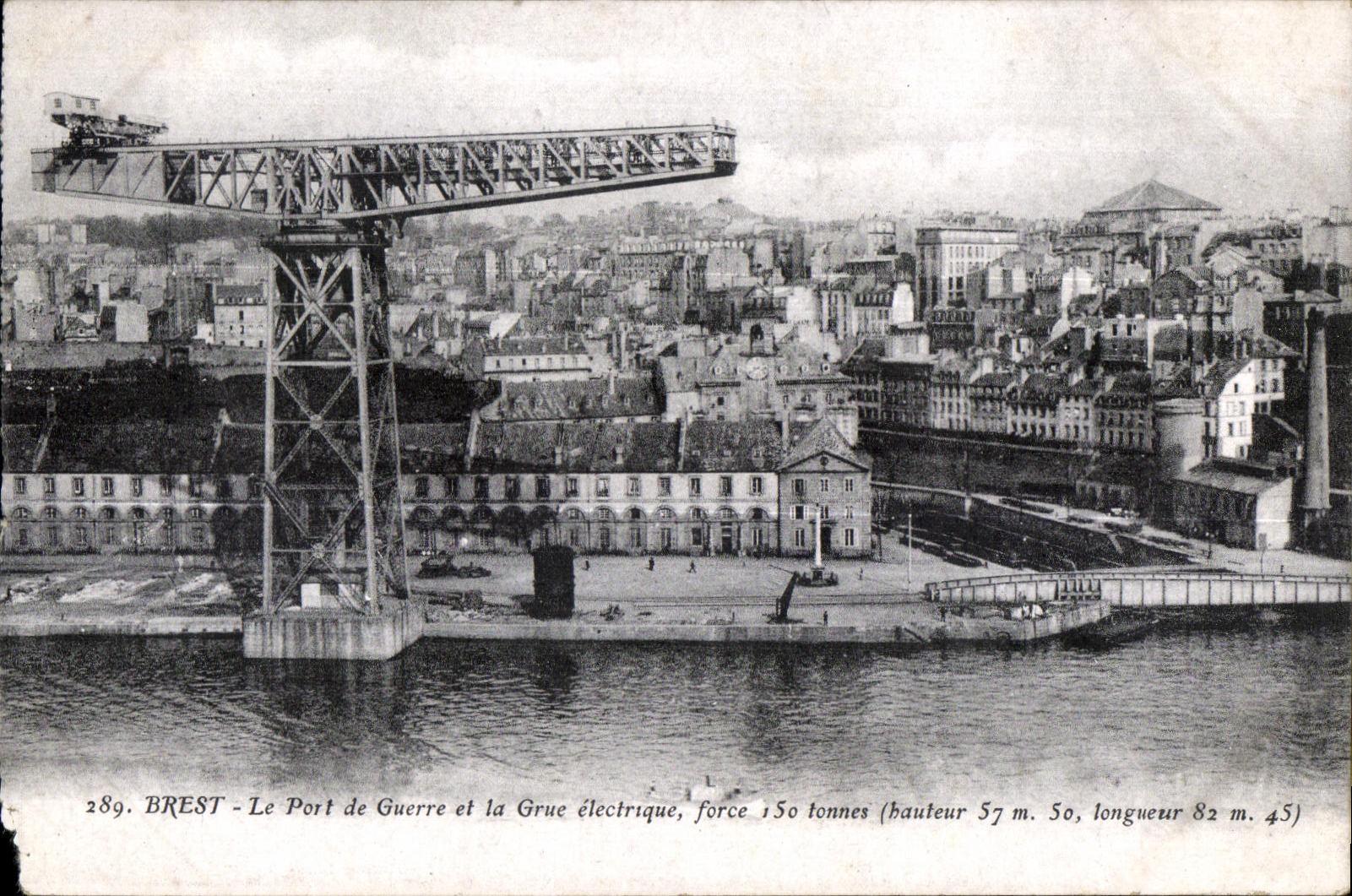 CPA Brest le port de guerre et la grue electrique force i so tonnes (bauteur 57 m so longneur 82 m 45)