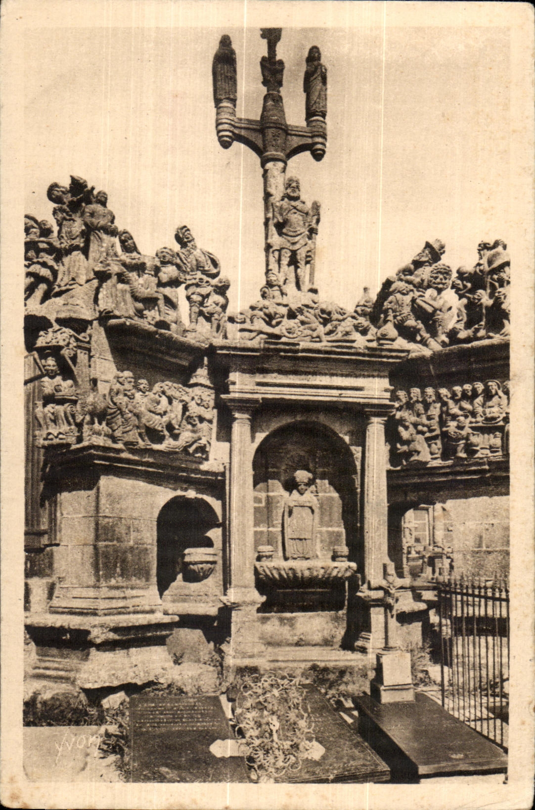 CPA Guimiliau (Finistere) Le Calvaire (1581-1588)