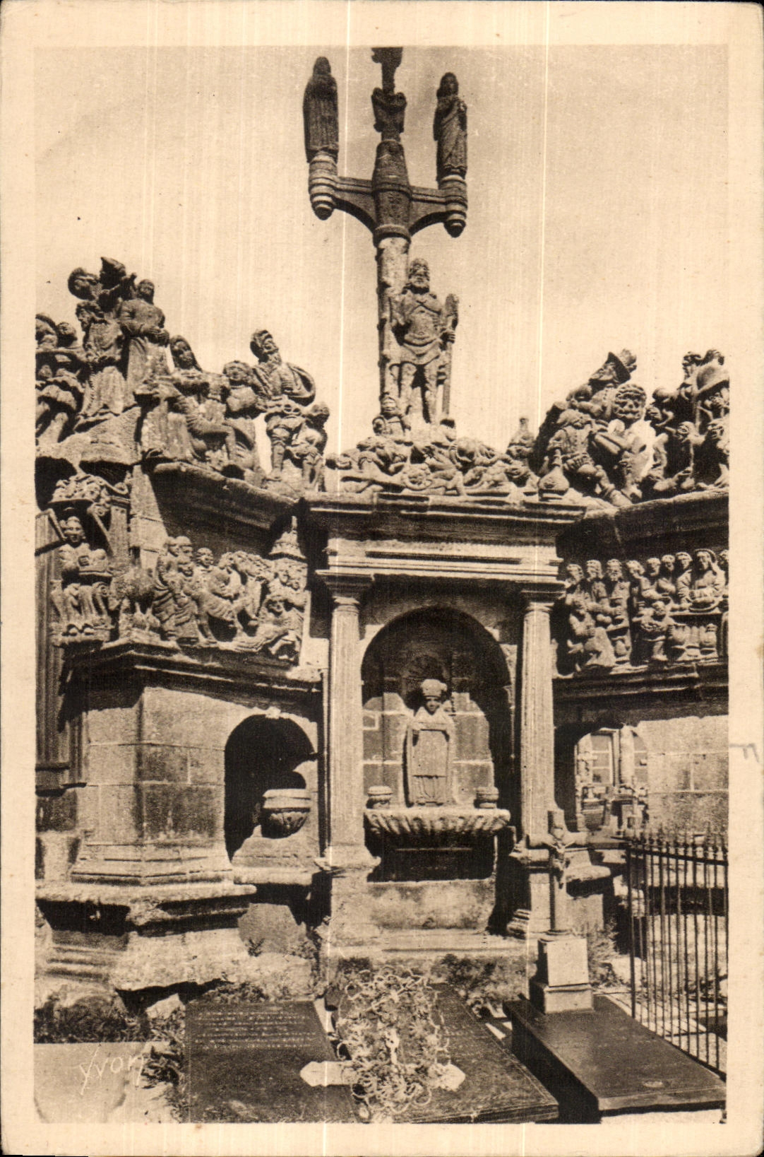 CPA Guimiliau (Finistere) Le Calvaire (1581-1588)