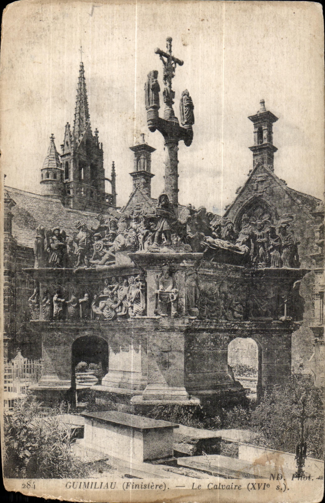 CPA Guimiliau (finistere) Le Cavaire (XVI s)