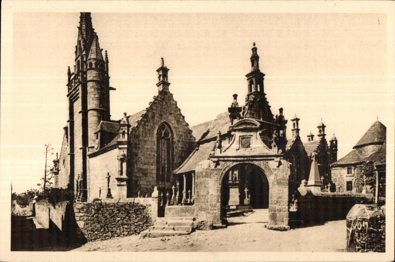 CPA Guimiliau (finistere) L Eglise et le Cimetiere (Ensemble architectaral caracteristique de l art breton)