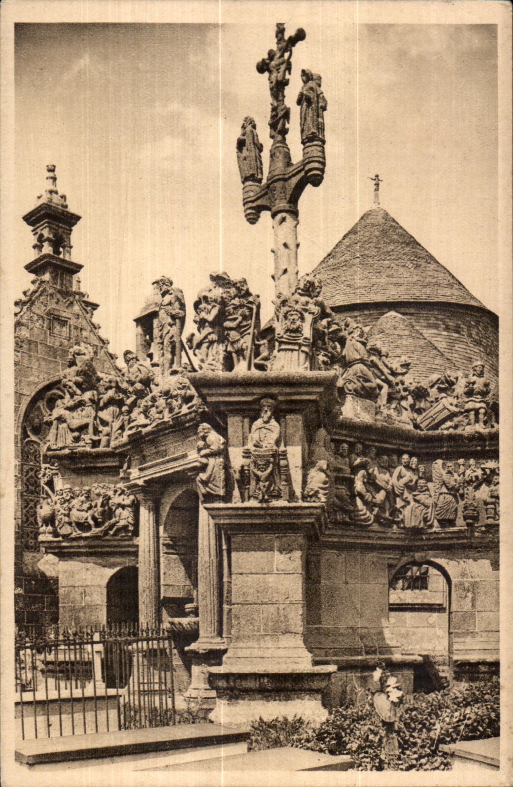 CPA Guimiliau (Finistere) Le Calvaire (1581-1588)