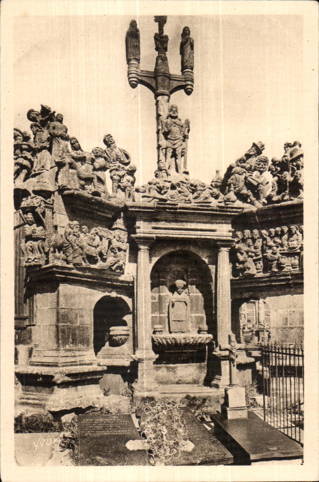 CPA Guimiliau (Finistere) Le Calvaire (1581-1588)