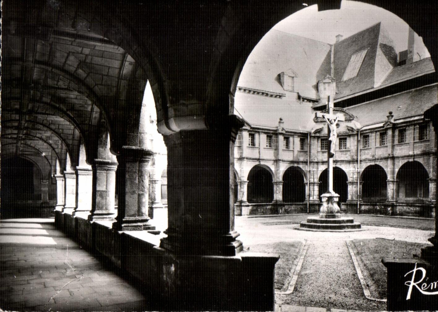 CPA In Brittany Sainte Anne Auray (Morbihan) the Cloister