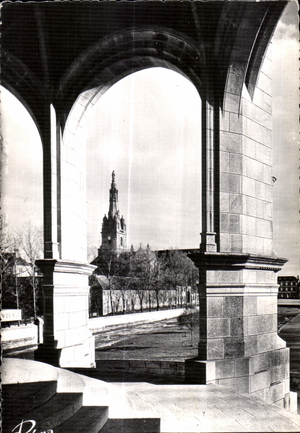 CPA In Brittany has Sainte Anne Auray (Morbihan) the Bell-tower of the Basilica seen of the War memorial