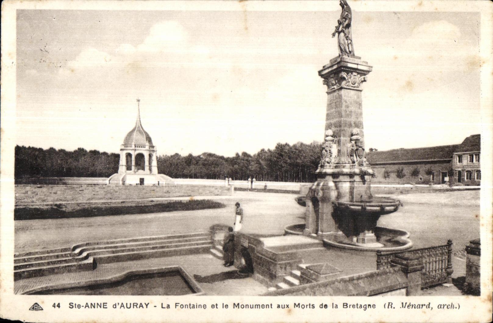 CPA Anne Auray the Fountain and the War memorial of Brittany