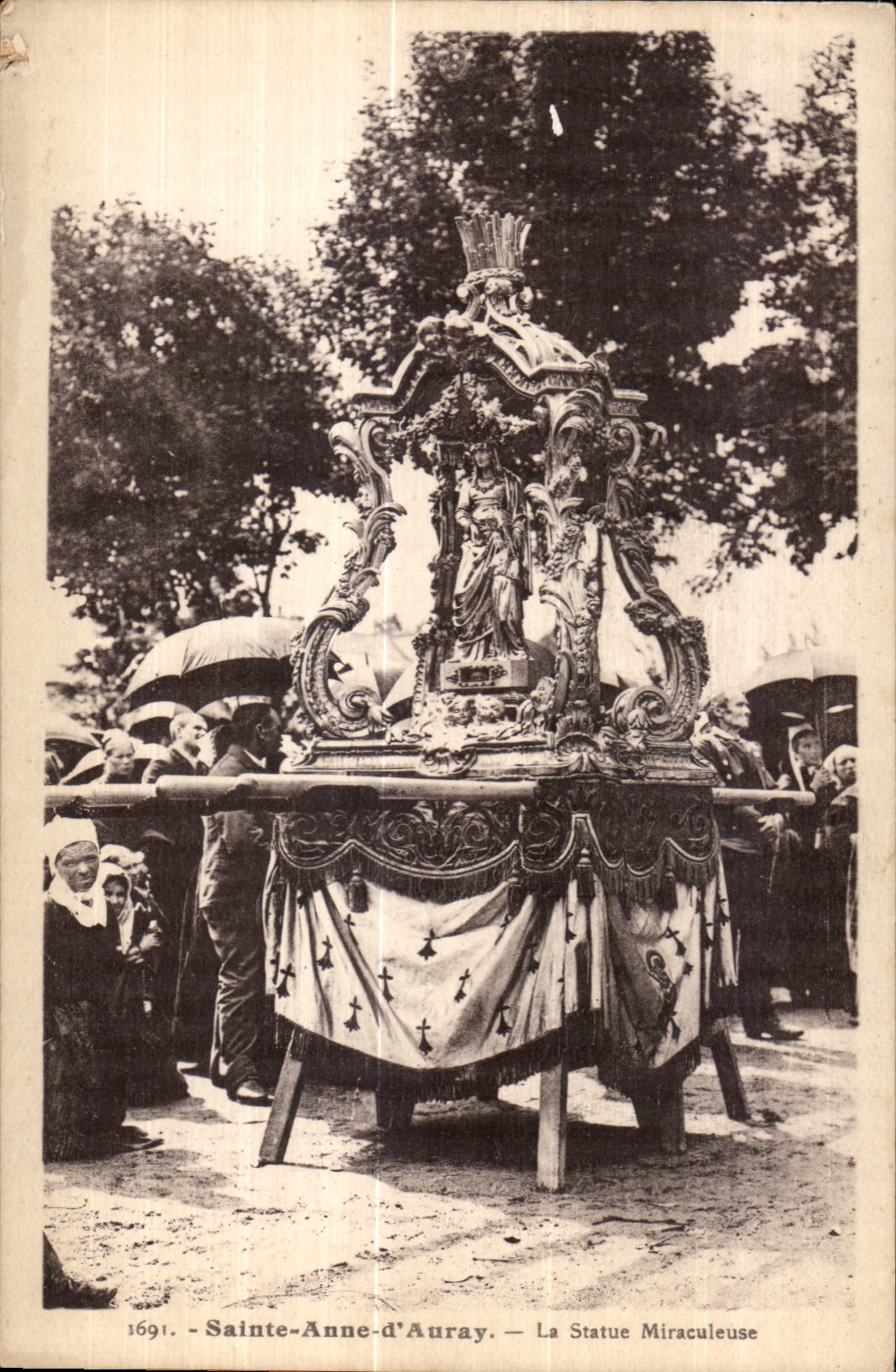 CPA Sainte Anne Auray the Statue Miraculous one