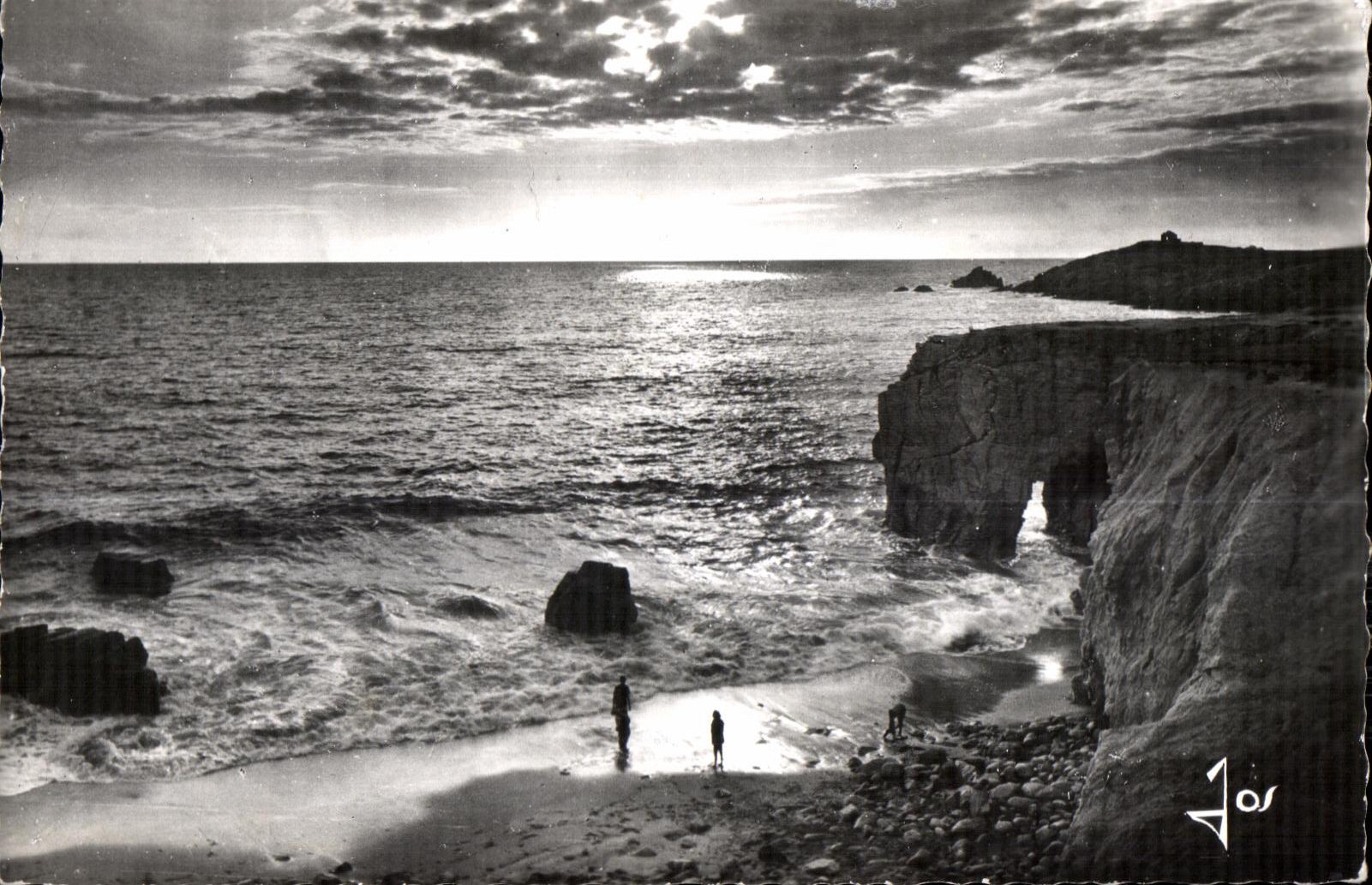 CPA Cotes de Bretagne Presqu ile de Quiberon(Morbihhan) La Cote Sauvage Coucher de Soleil sur l Arche de Part Blanc et l